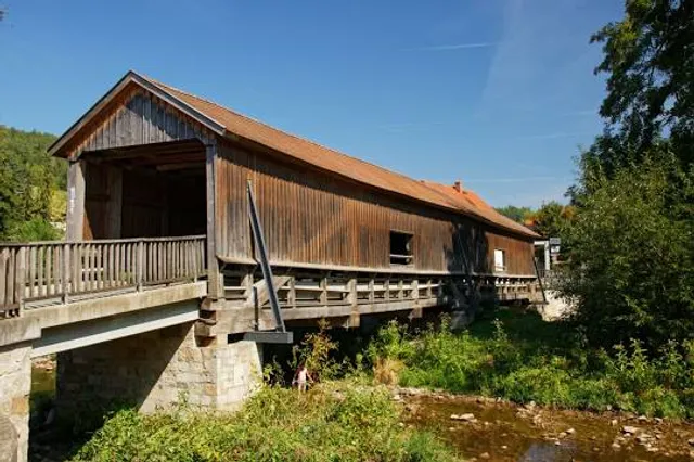 Überdachte Holzbrücke über die Ilm