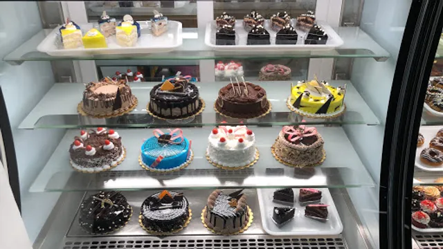 MOJZA Moments With Cakes