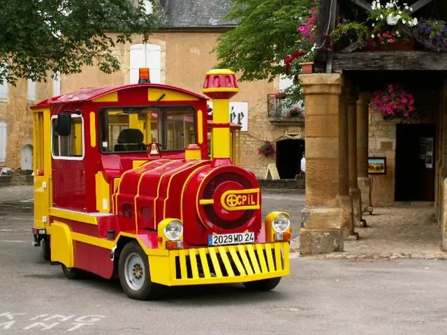 Domme Express Petit Train Rouge et Jaune