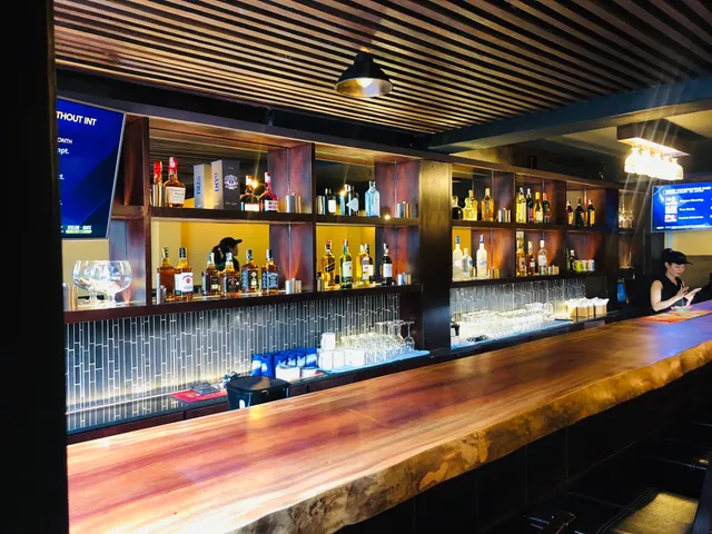 Mulligans Saigon - Restaurant & Pub