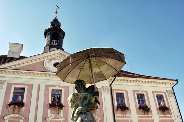 Skulptuur "Suudlevad tudengid" / 'The Kissing Students' sculpture and fountain