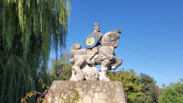 Pam'yatnyk Knyazyu Svyatoslavu