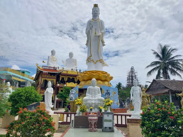 Công viên ven sông Chùa Liên Hoa (Mẹ Nam Hải Tiền Giang)