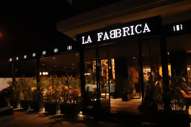 LA FABBRICA Café Restaurant & Pâtisserie