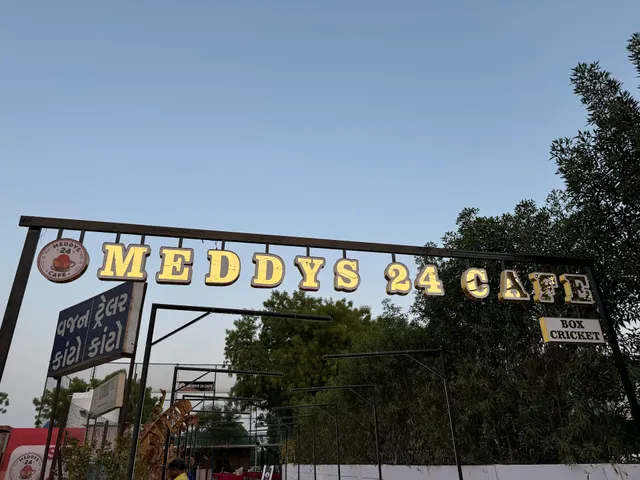 Meddy's 24 Cafe & Box Cricket