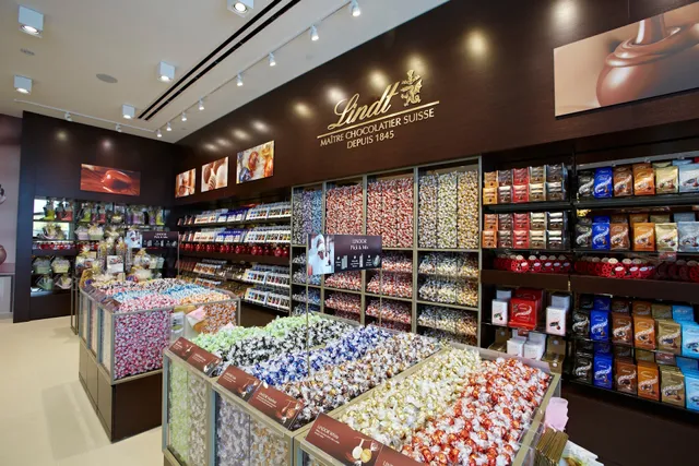 Lindt Chocolate Shop - Niagara Outlet Collection