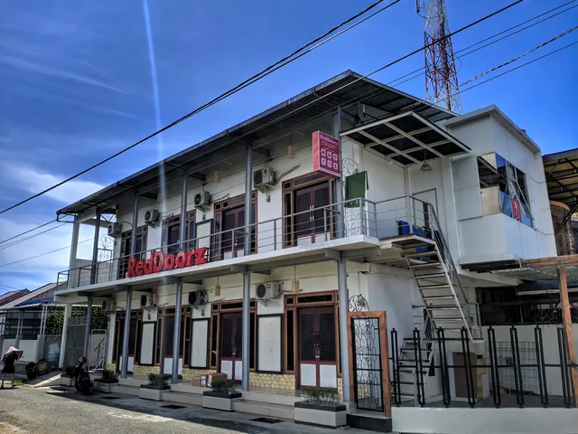 RedDoorz Syariah near Pasar Aceh Shopping Centre