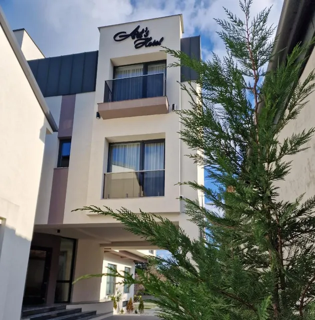 Art's Luxury Boutique