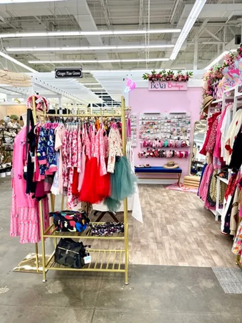 Painted Tree Boutiques - Crestview Hills