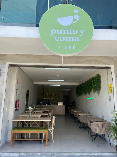 Punto y Coma Café