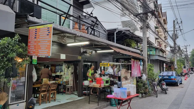 Auntie TIW Kampangdin (food cook to order)