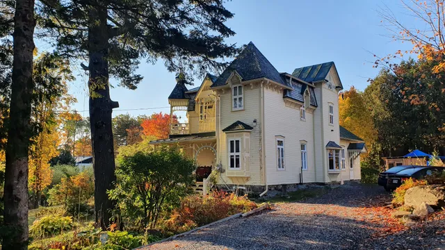 Le Salon des Inconnus - Maison Favier : Auberge d'Artistes et Entrepreneurs