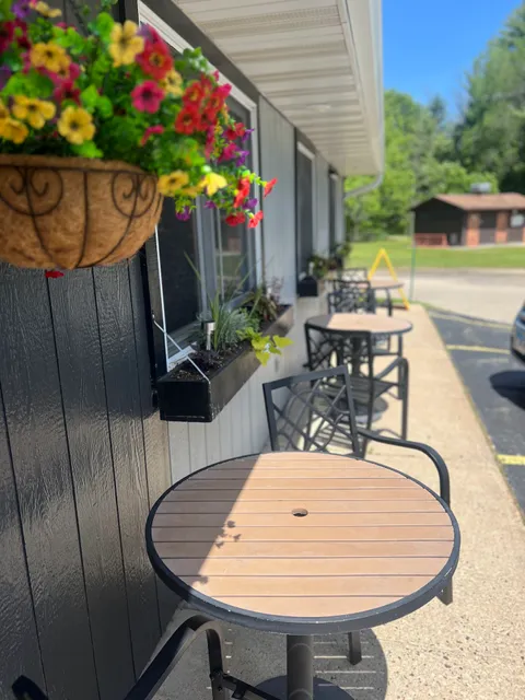 Trail Break Cafe Pizzeria & Patio Bar