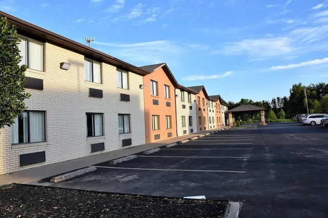 Quality Inn & Suites Metropolis I-24