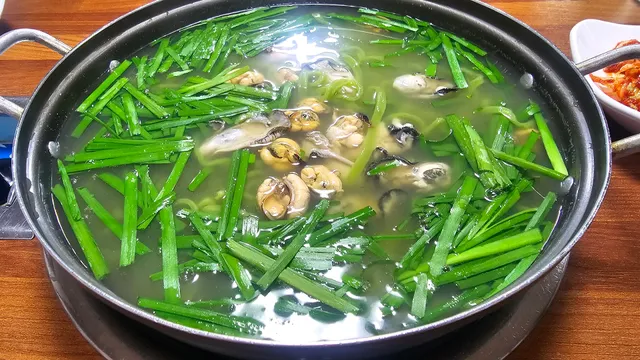 홍굴부추칼국수