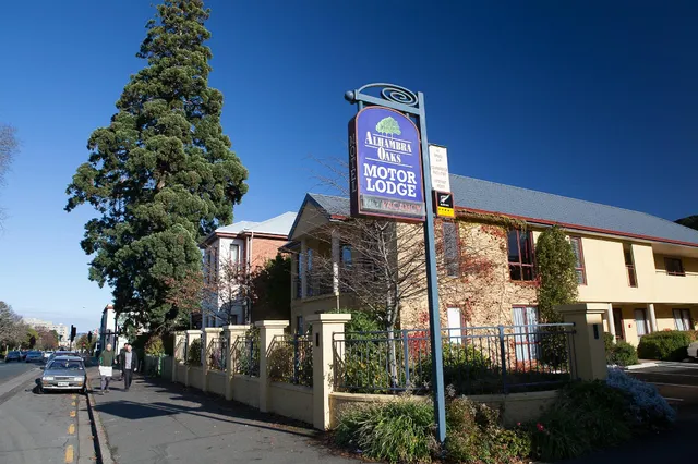 Alhambra Oaks Motor Lodge