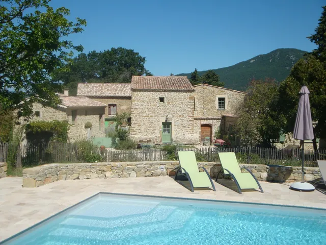 Les Bergerons : Location chambres d'hôtes - Gîtes avec piscine chauffée - Salle stage réunion famille amis Drôme Provençale