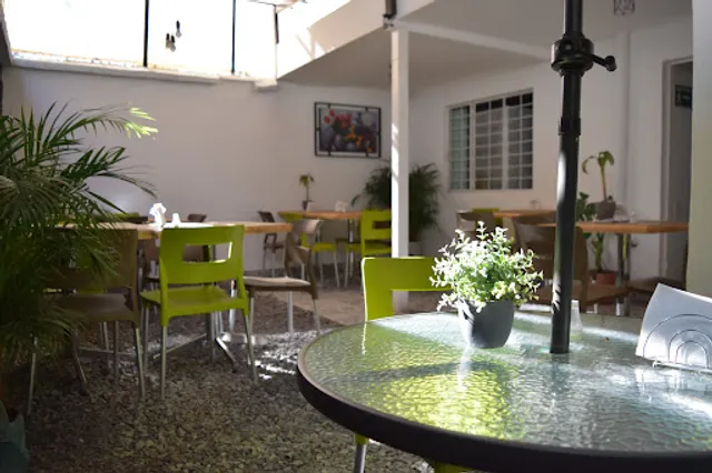 Doña Guisos : chilaquiles y ensaladas