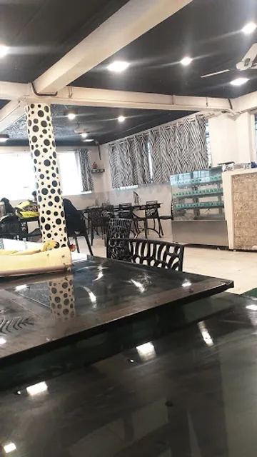 Black n white restaurant