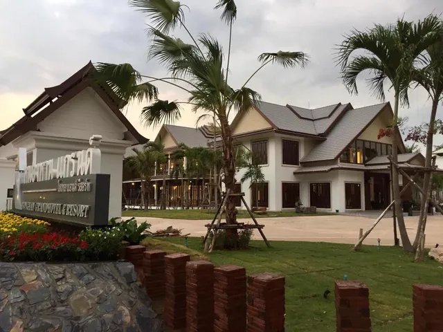 หนองหาน แกรนด์ โฮเทล แอนด์ รีสอร์ท