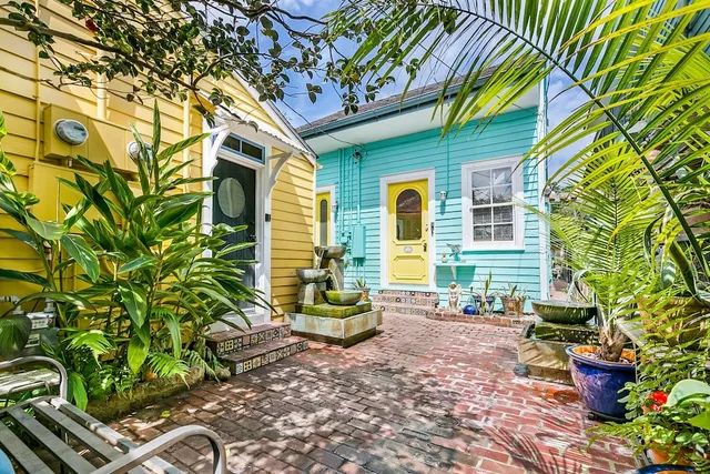 B & W Courtyards Inn