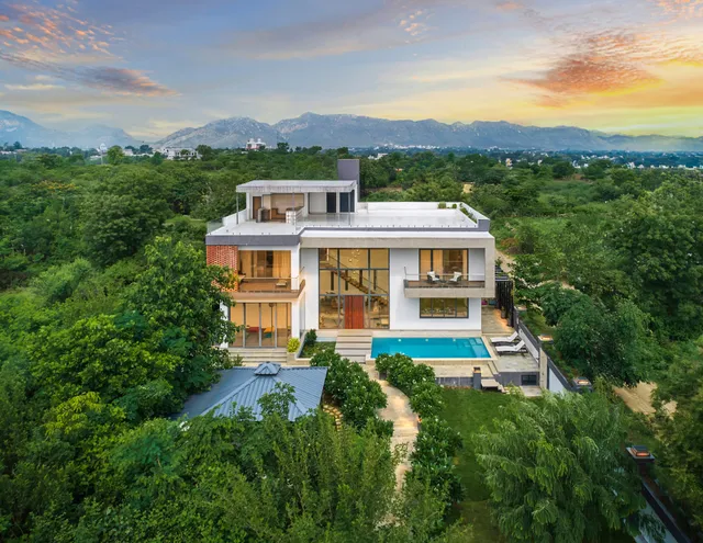 Nilaya Amaltaas amã Stays & Trails