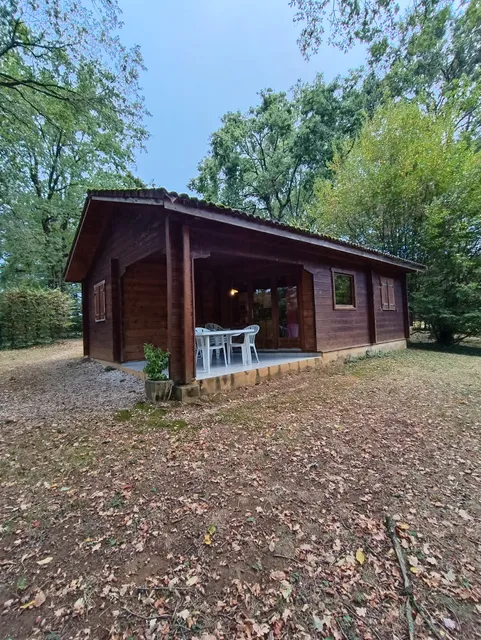 Le Clos des Chênes : Location chalets tout confort avec parking, piscine et espace de jeu, dans un parc verdoyant au cœur du Périgord noir entre Sarlat-la-Canéda et Montignac proche des grottes de lascaux à Saint-Génies en Dordogne