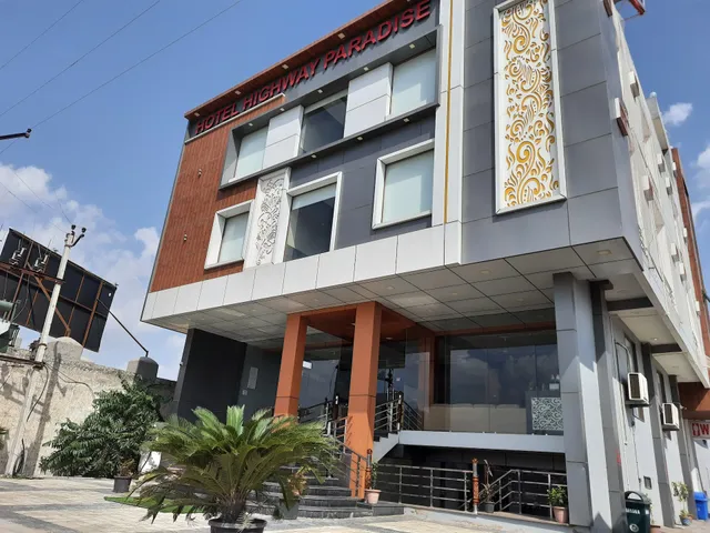 HOTEL HIGHWAY PARADISE