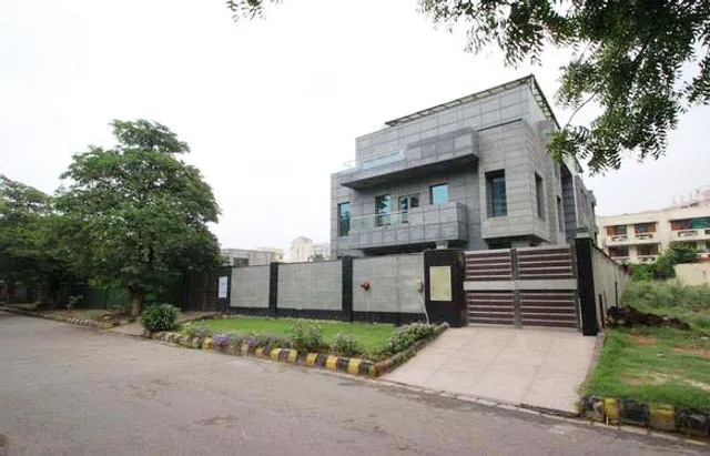 OYO Golf View Suncity Near Bestech Central Square Mall