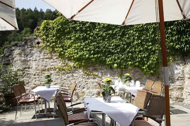 DIE KRONE AM FLUSS SINDRINGEN