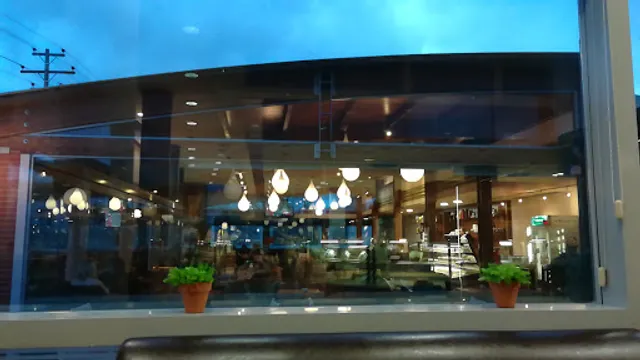 Διεθνές Ζαχαροπλαστεία (Κατάστημα Λεωφ. Σταύρου Νιάρχου) - Diethnes Patisserie (St. Stavrou Niarchou Store)