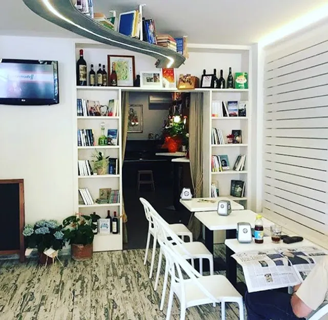 Bar Why Not Coffee & Books