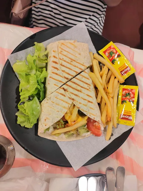 Duqm zaitoon restaurant