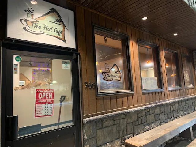 The Hut Café (Resto Bar & Patio)