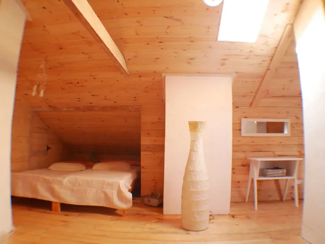 Oranžais nams, viesu māja