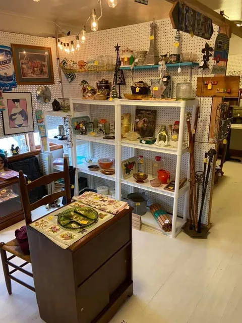 Farmhouse Treasures Antique Mall