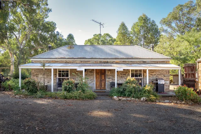 Reillys Wines Heritage B&B Cottages