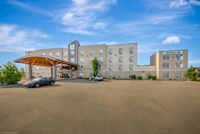 Home Inn & Suites by d3h™ Lloydminster