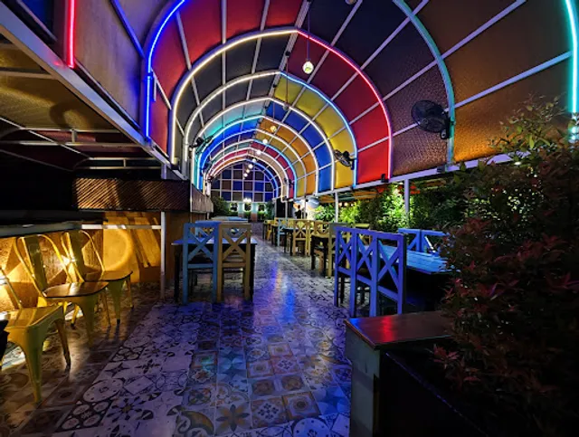 Pathirakozhi Restaurant, Aluva