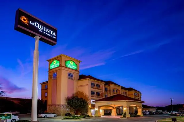 La Quinta Inn & Suites by Wyndham DFW Airport West - Bedford