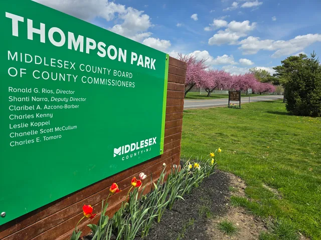 Thompson Park: Fir Dr Entrance