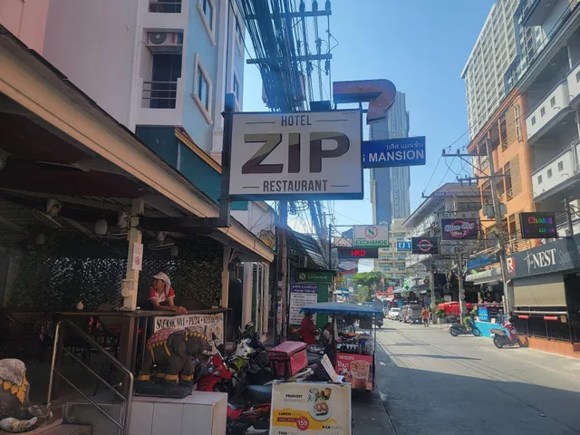 ZIP Lounge & Apartments