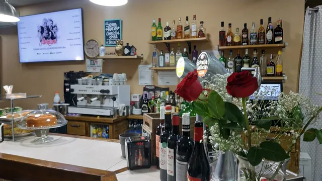 Fénix Cafetería Bar. Comer Comida Casera