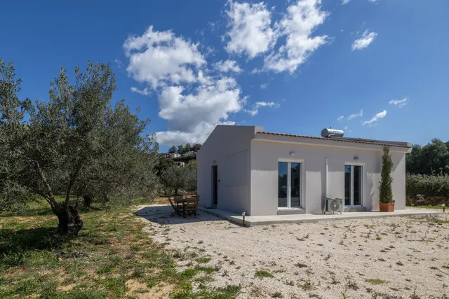 Manos House - Elegant Modern Escape