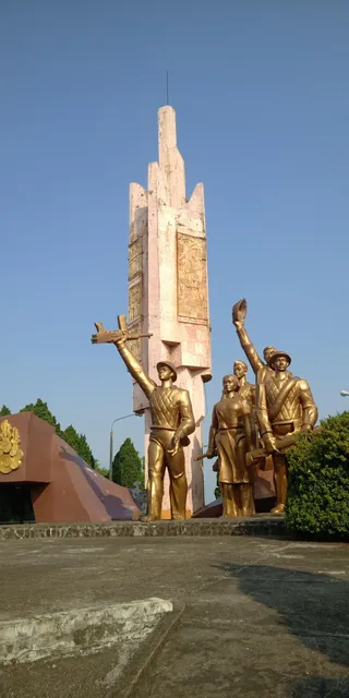 Victory Monument River Lo