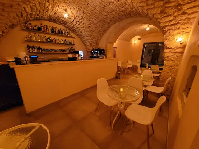 Shake cocktail bar and coffee