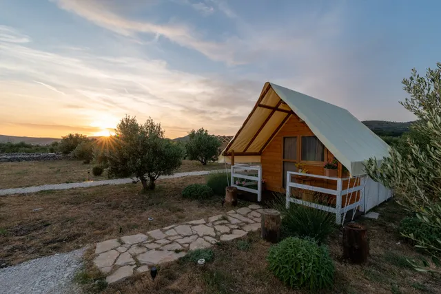 Robinzonski glamping kamp "Marta"