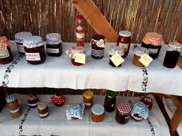 Gesztenyés kiállítóház - keménycserép gyűjtemény