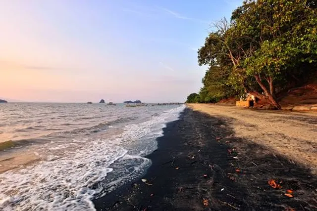 Pantai Pasir Hitam