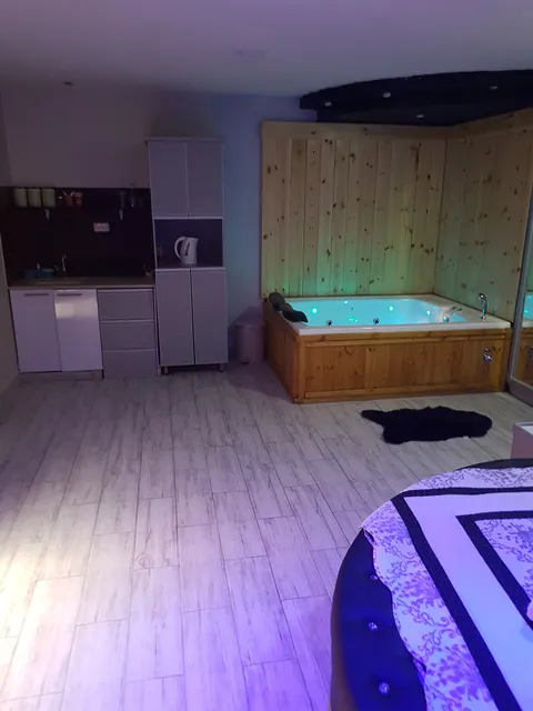 צמרת הברוש | צימרים לזוגות | לפי שעה